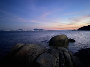 夏日夕阳下的海湾