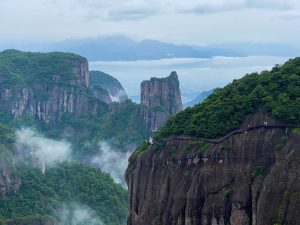 山峦叠翠，云雾缭绕